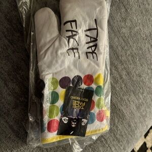 Unopened tape face oven mitts